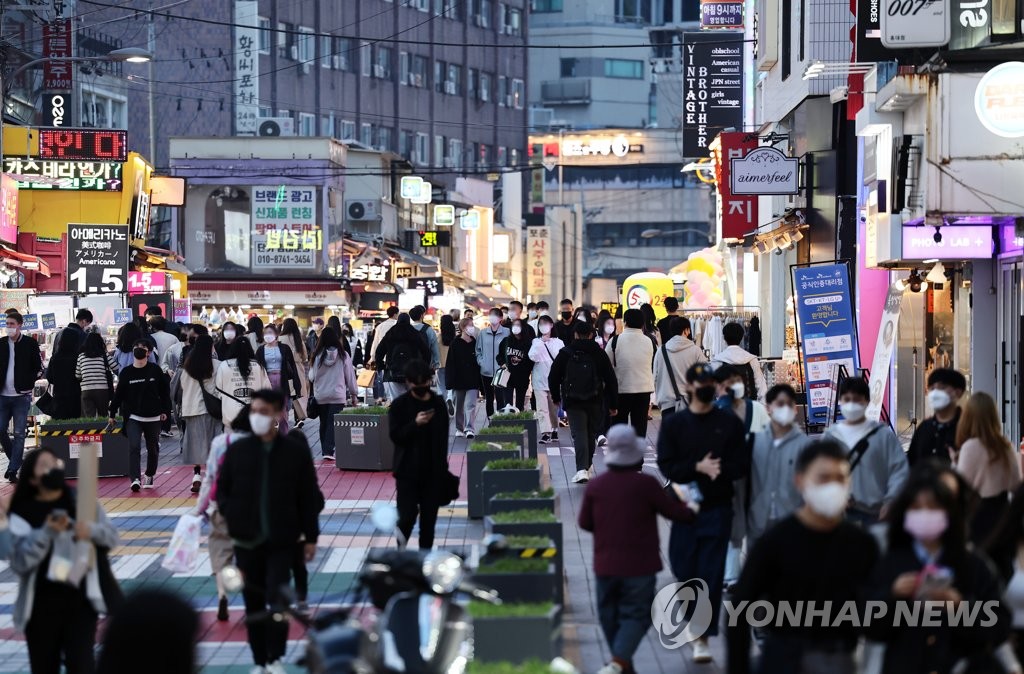 신규확진 10만7916명, 감소세 '뚜렷'…위중증 사흘째 900명대(종합)