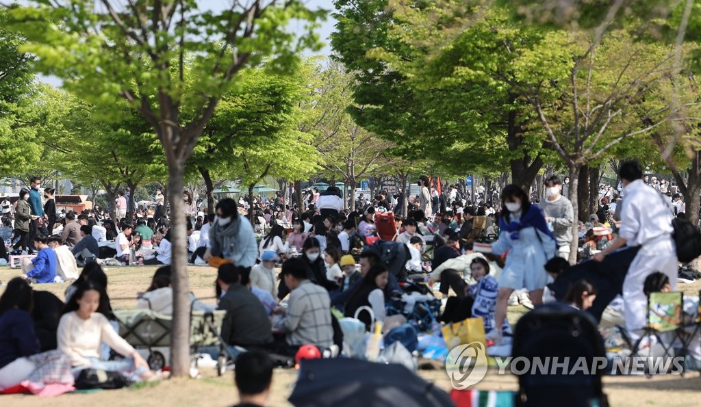 거리두기 끝…깊어가는 봄 도심·명산 나들이객 북적(종합)