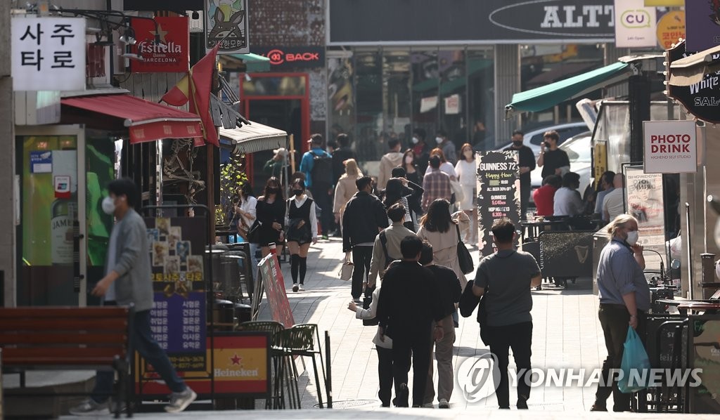 "자리있죠?" 거리두기 풀린 첫날 회식 예약 분주…캠퍼스도 활기