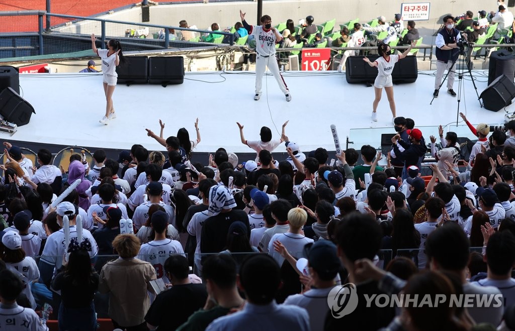 오늘부터 모든 야구장서 육성 응원 허용…프로축구는 23일부터