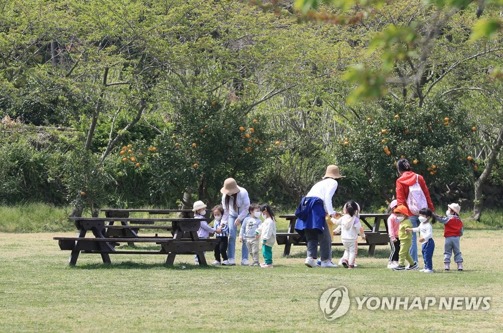 [고침] 사회(코로나로 보육교사 근무는 늘고, 아동 어린이…)