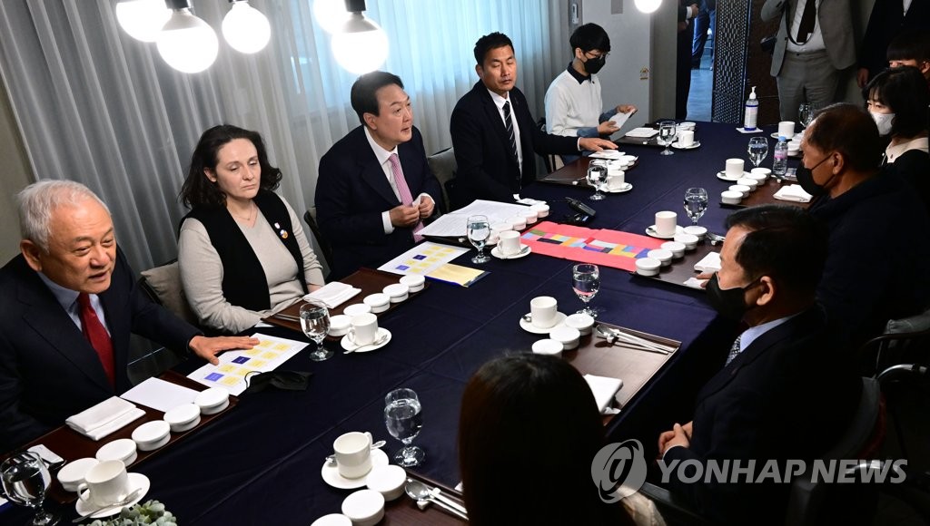 재난·안전사고 피해자들과 다시 만난 尹당선인…"고통 위로"