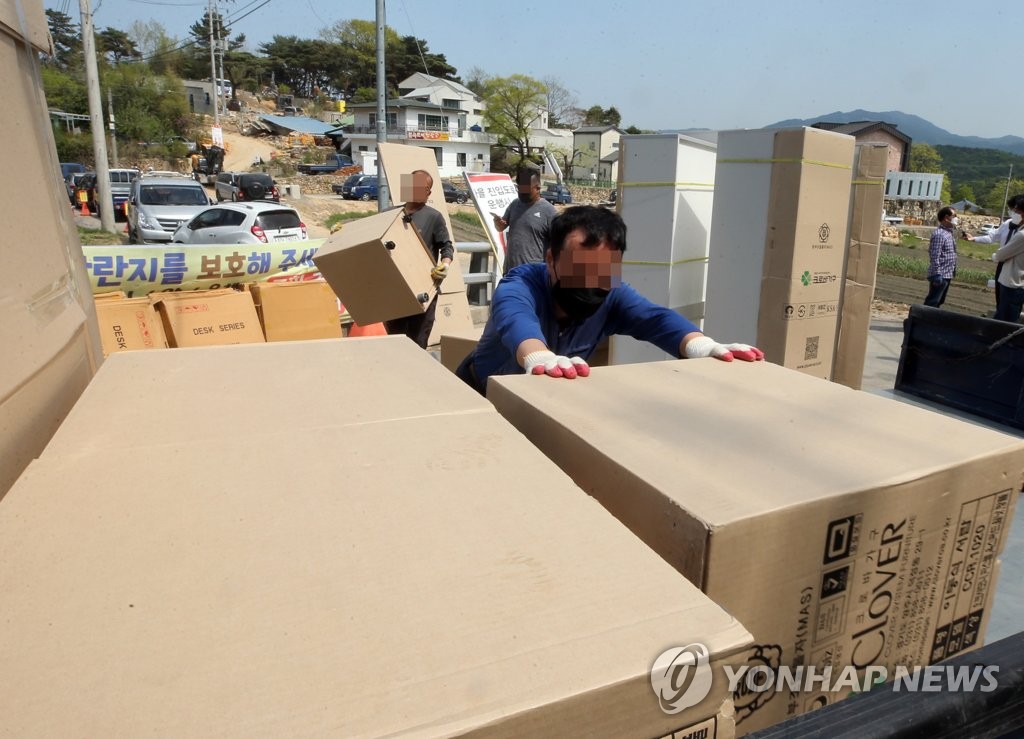 '이웃이 돼 반갑습니다. 문재인 김정숙'…떡 돌리고 입주 준비(종합2보)