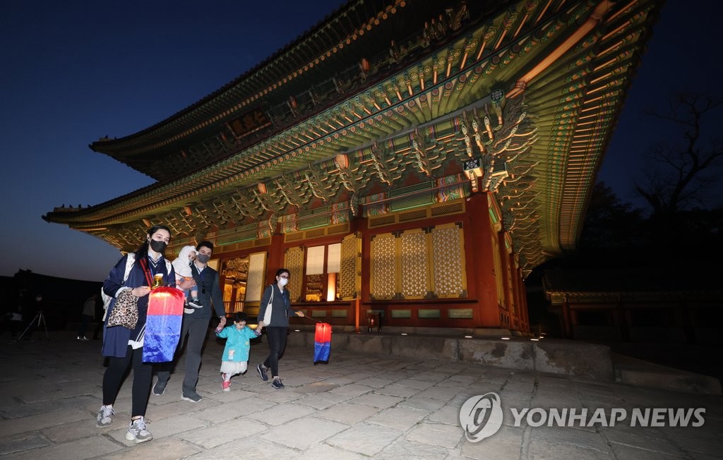 낙선재 문살·희정당 샹들리에…창덕궁은 밤에도 아름답다