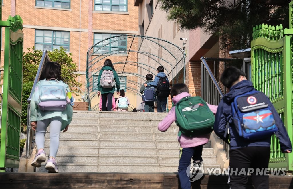 23개월만에 전면 등교 앞둔 충북…학생 10명 중 4명 감염