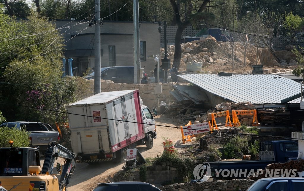 문 대통령 이사 시작…양산 매곡동→평산마을 새 사저로