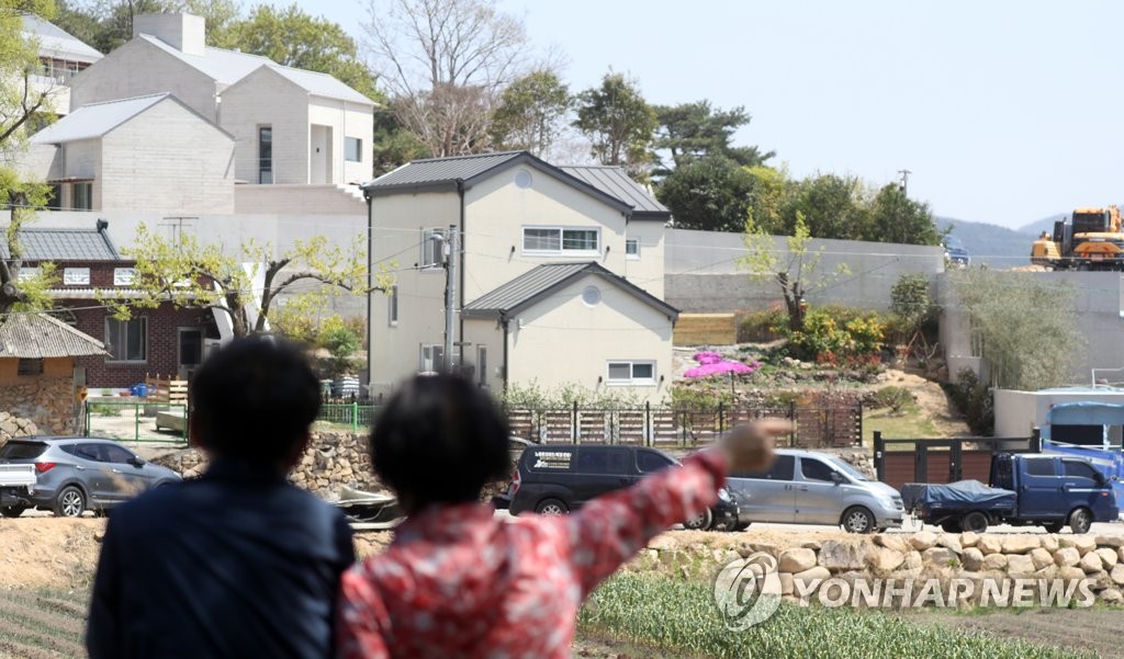 문 대통령 사저 입주 전인데 벌써 양산 평산마을 '번잡'