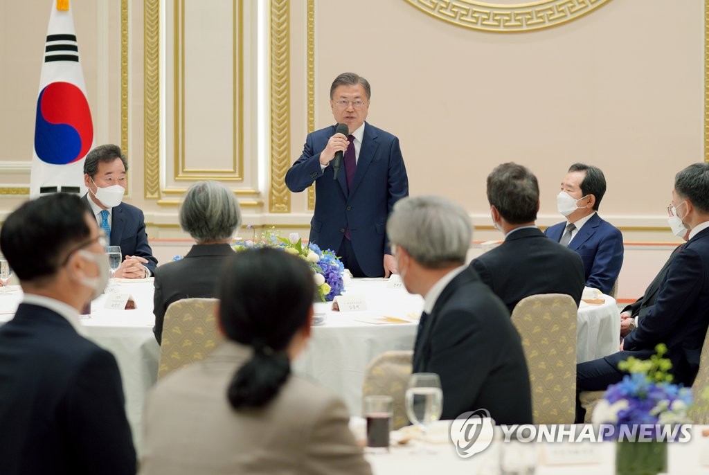 文 "'퇴임 후 은둔' 아냐…현실정치 관여 않고 보통시민으로"