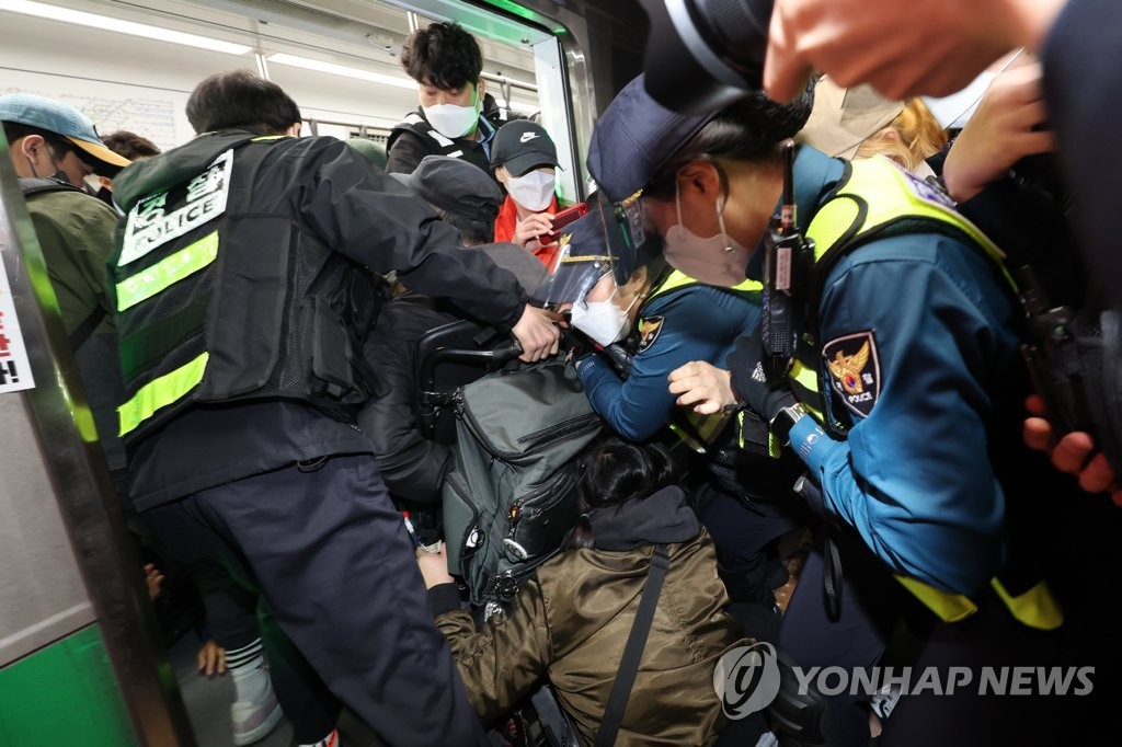 전장연, 지하철 시위 22일 만에 재개…2·3호선 1시간 지연(종합)