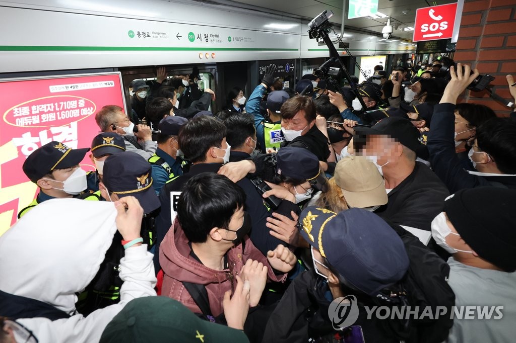 서울교통공사 "출근길 지하철 시위로 최대 1시간12분 지연"(종합)