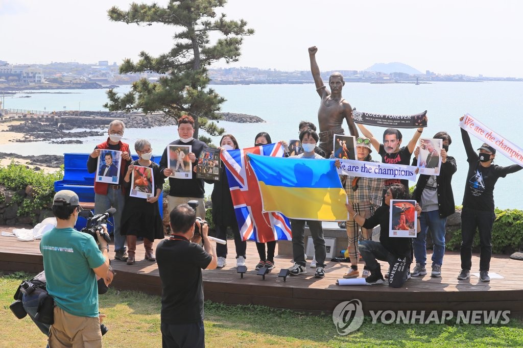 제주에 영국 록밴드 퀸의 보컬 '프레디 머큐리' 동상 건립