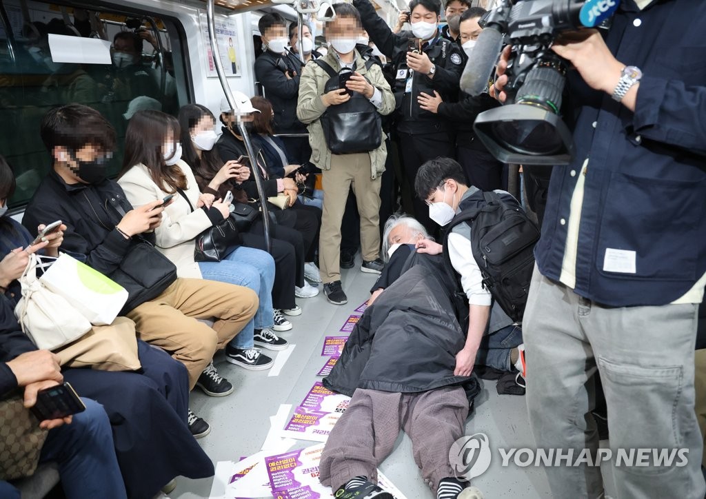 전장연, 이틀째 출근길 지하철 시위…일부 고성·항의(종합)