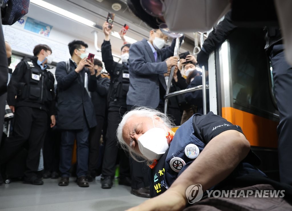 전장연, 이틀째 출근길 지하철 시위…일부 고성·항의(종합)