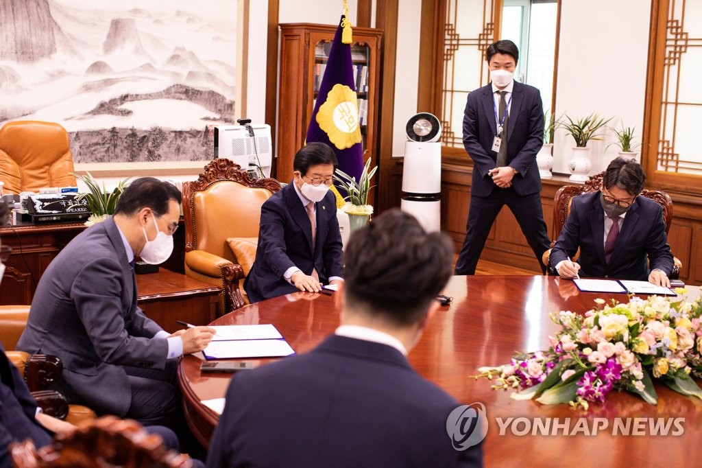 한발씩 양보한 중재안에…민주·국힘 모두 지지자들 항의 '빗발'