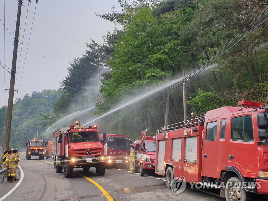 12시간 만에 주불 잡은 양양 산불…잔불 진화에 헬기·인력 투입