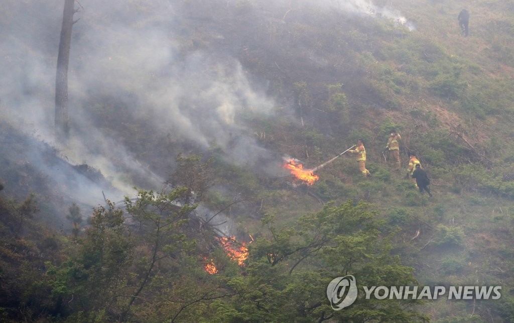 12시간 만에 주불 잡은 양양 산불…잔불 진화에 헬기·인력 투입