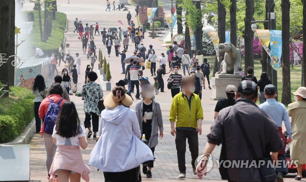 거리두기 해제 첫 일요일…서울 도심 초여름 날씨속 인파