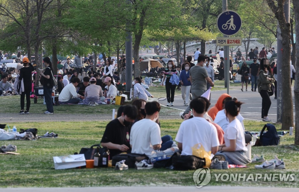 "실외마스크 해제, 사회적메시지·국민행동 영향도 고려해 검토"