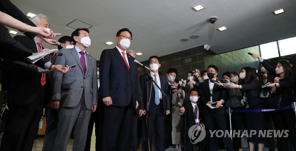 尹정책협의단 "日외무상과 한일 협력강화 의견 모아"(종합)