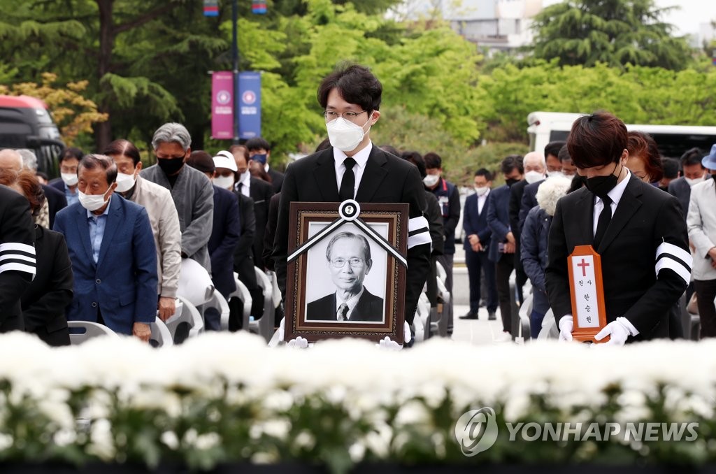 "인권의 사표" 故한승헌 前감사원장 영결식…5·18 묘지 안장(종합)