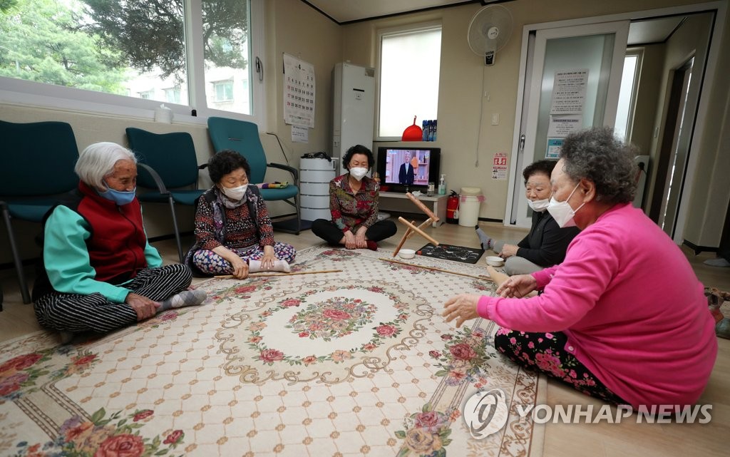 "얼굴만 봐도 좋네" 두 달여 만에 문 연 경로당 웃음꽃