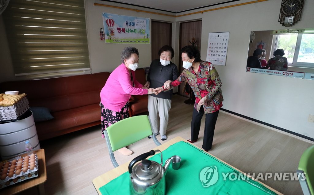 "얼굴만 봐도 좋네" 두 달여 만에 문 연 경로당 웃음꽃