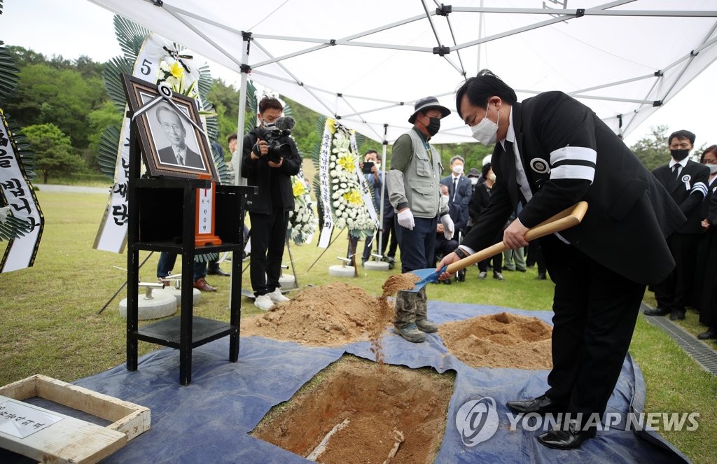 "우리의 스승" 고(故) 한승헌 변호사, 5·18 민주묘지에  영면