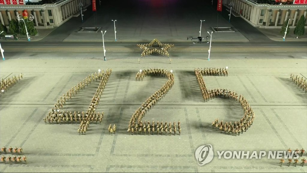 "北 2만명 동원 '역대급' 열병식…리설주 동행은 김정숙 상징성"