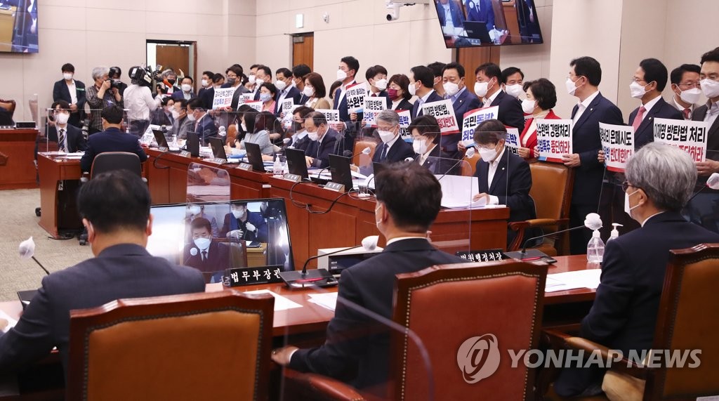 한밤의 검수완박 육탄전…민주, 아수라장 속 6분만에 '땅땅땅'