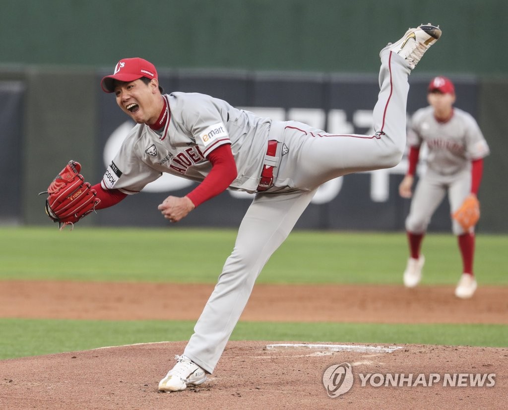 SSG 김광현, 롯데전 6이닝 10K 무자책…ERA 1위 등극