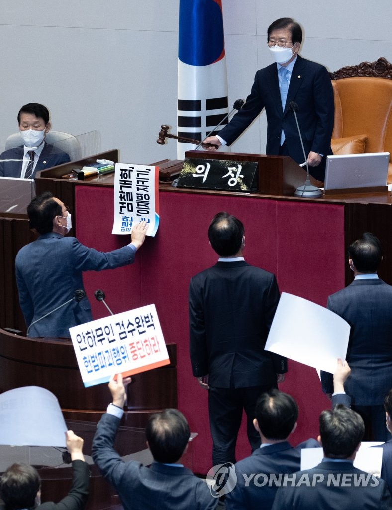 '검수완박' 주말 본회의…욕설·삿대질·육탄전에 아수라장