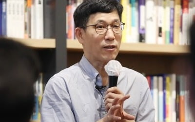 '검수완박' 법안 통과에…진중권 "민주당 집단 광기" 맹비난