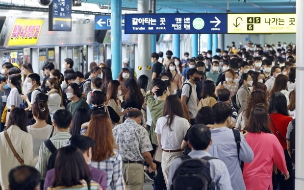 최근 시민들의 야간활동이 급증함에 따라 서울시가 지하철 운행을 오전 1시까지 연장하는 방안을 검토하고 있다. /사진=연합뉴스
