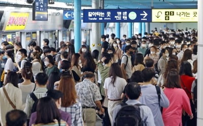 '거리두기 해제' 야간 활동 급증…서울 지하철 심야 연장 운행 검토
