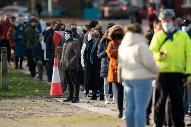 영국의 한 도시에서 시민들이 코로나19 검사소 앞에서 차례를 기다리고 있는 모습 . /사진=연합뉴스