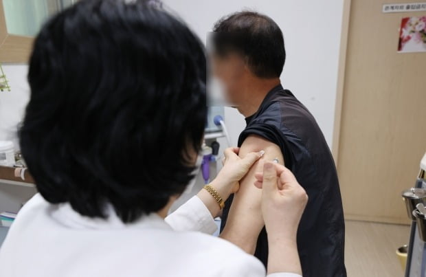 서울 성북구의 한 의원에서 의료진이 백신 접종을 하고 있다. 기사 내용과 연관 없음 (사진=연합뉴스)