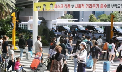 정부 "마스크 해제 등 거리두기 조정 논의에 착수"