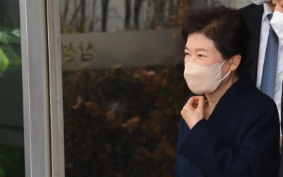 박근혜, 尹취임식서 文과 나란히 앉는다…이재명·유승민 초청 못받아