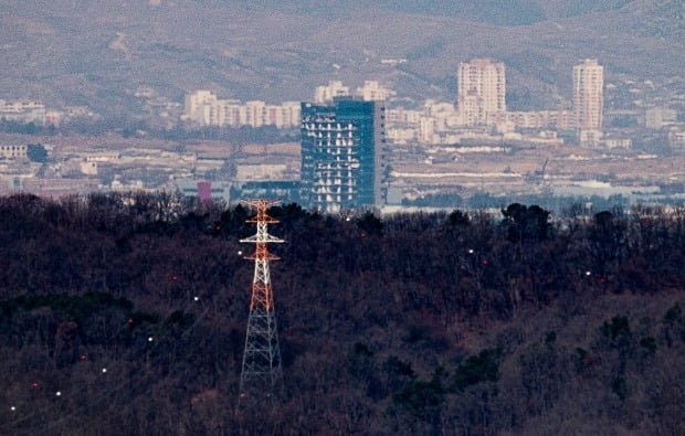 개성공단 내 한 공장에서 화재가 발생했다가 1시간 안에 진화된 것으로 파악됐다. 사진은 북한의 남북공동연락사무소 폭파 시 충격으로 훼손된 개성공단지원센터. /사진=연합뉴스