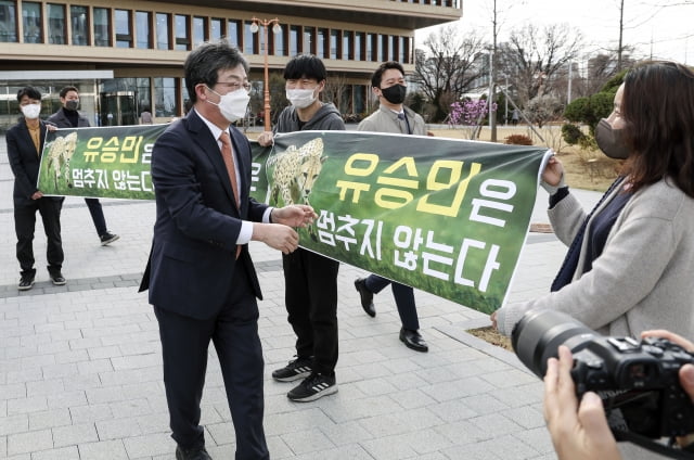 경기도지사 출마를 선언한 유승민 전 의원이 31일 서울 여의도 국회 의원회관 앞에서 지지자들과 인사하고 있다. / 사진=연합뉴스