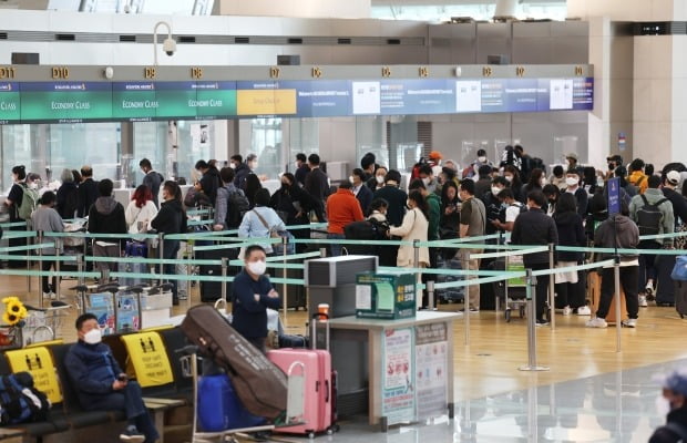 1일 오전 인천국제공항 1터미널 출국장 체크인 카운터에서 탑승객들이 출국 수속을 밟기 위해 줄을 서 있다. 인천공항은 이날부터 정부의 방역지침 전환에 따라 인천공항 입국장 운영체계를 '코로나 이전' 수준으로 전환했다. /사진=연합뉴스