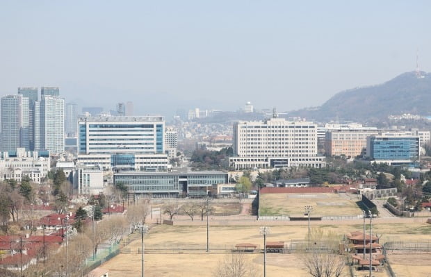 대통령 집무실 국방부 청사 이전을 위한 정부와 윤석열 대통령 당선인 측 실무협의가 마무리된 것으로 알려진 가운데 3일 서울 용산구 국방부 청사(오른쪽)와 합동참모본부 건물(왼쪽), 인근 부지의 모습. /사진=연합뉴스