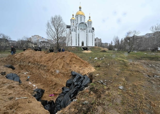 러시아군이 한 달 넘게 점령했던 우크라이나 수도 키이우(키예프) 북서쪽 소도시 부차의 한 교회 앞에 조성된 민간인 희생자 집단 매장지 주변의 3일(현지시간) 모습.  /사진=AFP