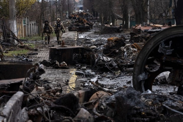 러시아군이 한 달 넘게 점령했던 우크라이나 수도 키이우(키예프) 외곽 소도시 부차에서 3일(현지시간) 우크라이나 군인들이 파괴된 러시아군 탱크 잔해가 널려 있는 거리를 지나가고 있다. /사진=AP