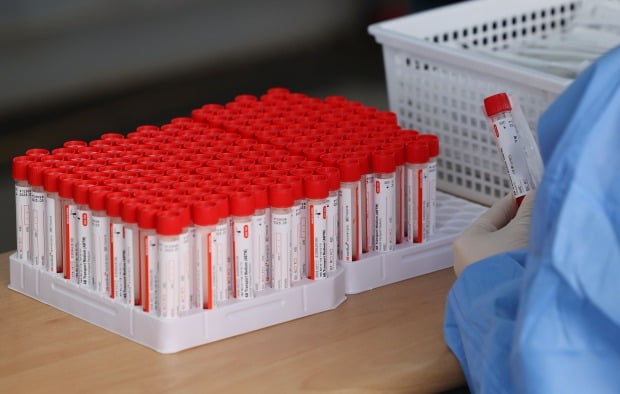 임시 선별검사소에 PCR 검체 채취 키트  /사진=연합뉴스