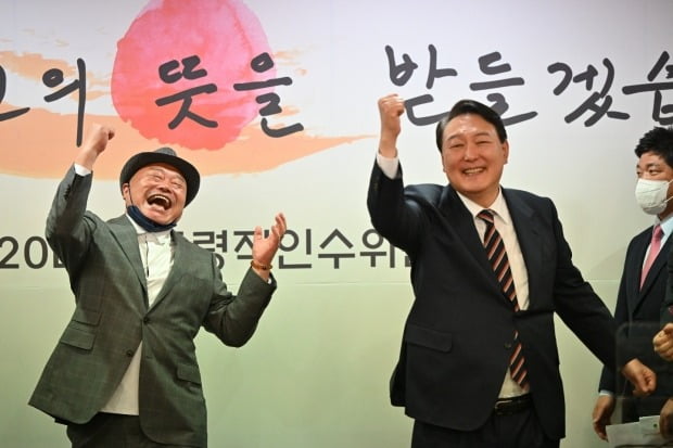 가수 카지노 바카라이 윤석열 대통령 당선인과 함께 '어퍼컷 세리머니'를 선보이고 있다. /사진=연합뉴스