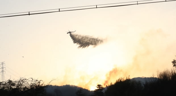 9일 충남 서산시 운산면 일대에서 산불이 발생해 헬기가 진화작업을 하고 있다. 사진=연합뉴스