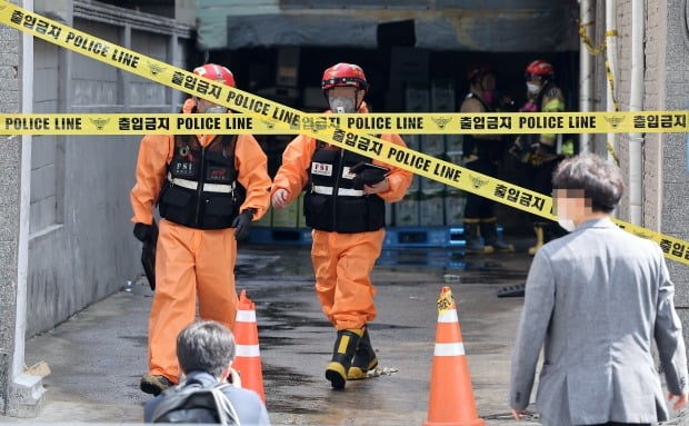 11일 오전 서울 영등포구 한 고시원에서 화재가 발생해 관계자들이 조사를 위해 현장을 오가고 있다. /사진=연합뉴스