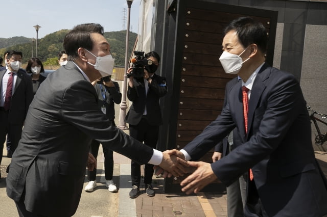 윤석열 대통령 당선인이 12일 오후 대구 달성군 유가읍에 있는 박근혜 전 대통령의 사저에 도착, 박 전 대통령 예방에 앞서 유영하 변호사와 인사하고 있다. / 사진=연합뉴스