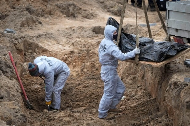 우크라이나 수도 키이우(키예프) 외곽 마을인 부차에서 러시아군에 의해 학살된 뒤 매장된 민간인 시신 발굴 작업이 이뤄지고 있다. /사진=AP